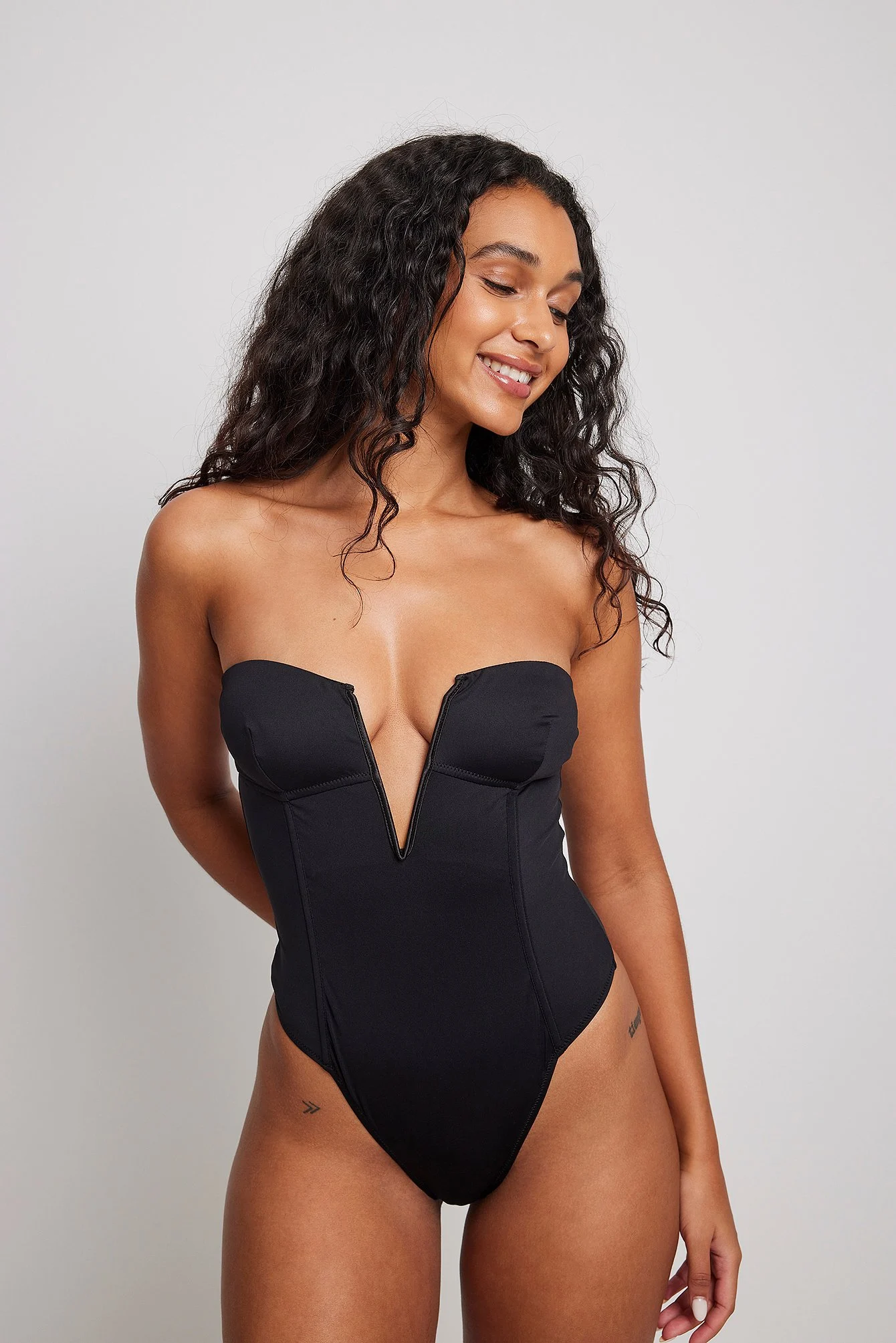Body mit tiefer V-Form
