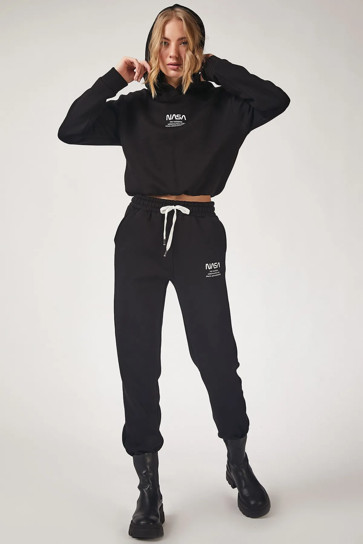 Happiness İstanbul  Schwarzer Fleece-Trainingsanzug mit NASA-Aufdruck für Damen LD00022