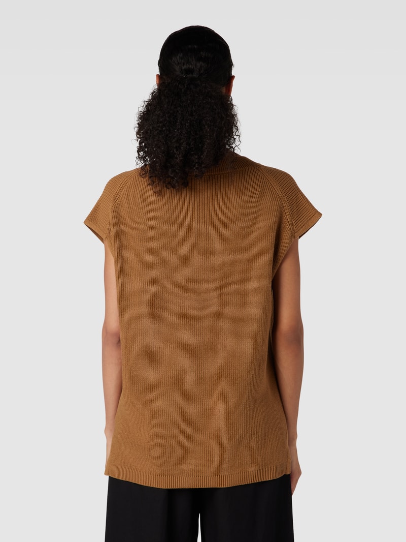 Strickpullover mit V-Ausschnitt in camel