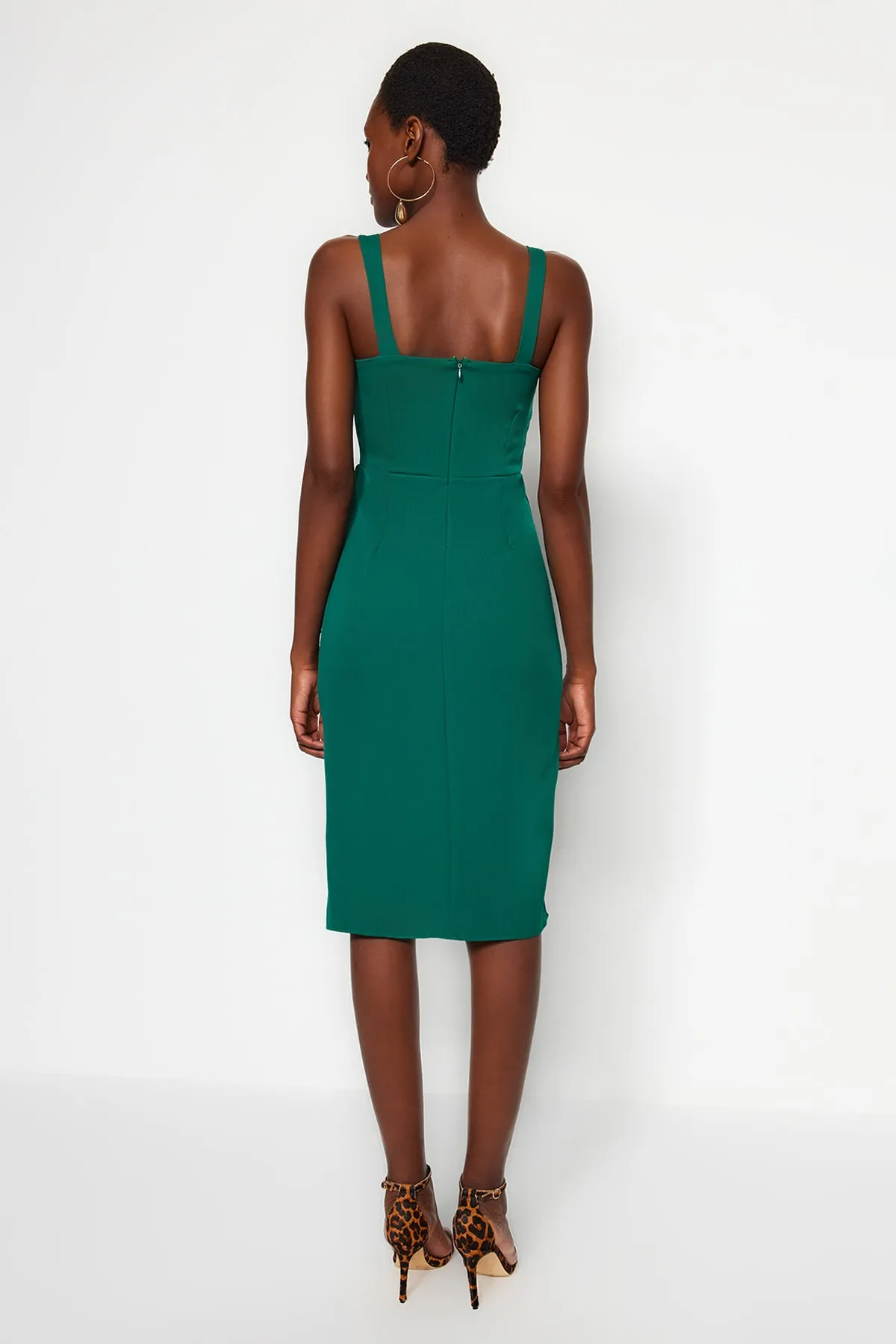 Trendyol Collection  Grünes gewebtes Midi-Kleid mit Schlitz und Trägern TWOSS19BB0216