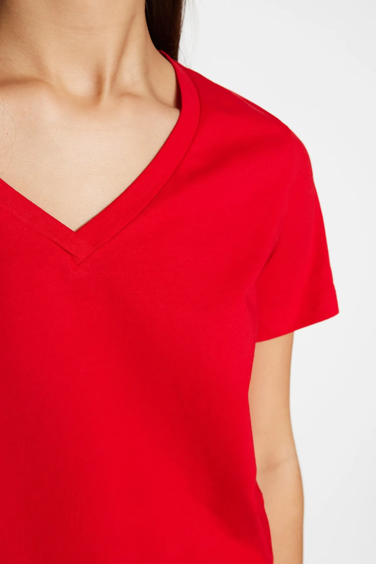Trendyol Collection  Rotes Basic-Strick-T-Shirt mit V-Ausschnitt aus 100 % Baumwolle TWOSS23TS00001