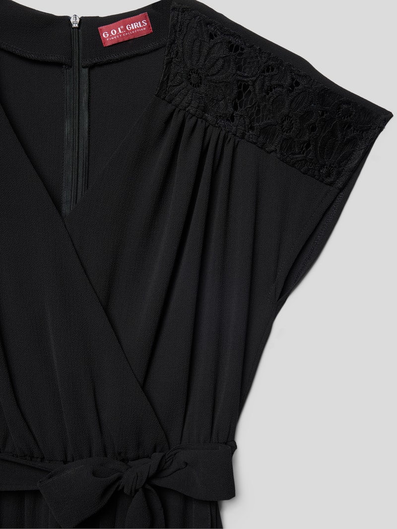 Jumpsuit mit V-Ausschnitt in schwarz