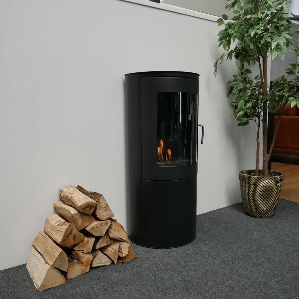 ScandiFlames Richmond Bioethanol-Herd, traditionelles Holzofen-Design, umweltfreundlich, flache Rückwand, 1,9 kW Heizleistung, 1,2 Liter Fassungsvermögen, bis zu 6 Stunden Brenndauer, effizient, platzsparend.