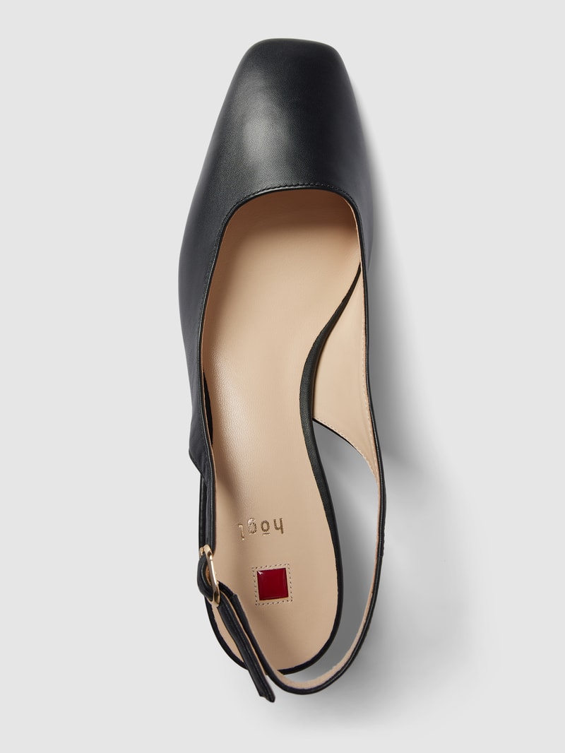 Pumps mit Dornschließe in schwarz