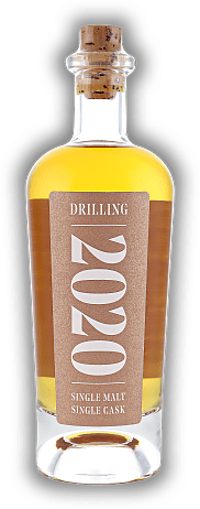 Drilling 2020 Single Malt Whisky Fass 2 Drilling 2020 Single Malt Whisky Fass 2 Der erste Whisky aus Hamburg! Dieser erste Jahrgang umfasst nur zwei Fässer. 0,5	 Liter - Vol 45%