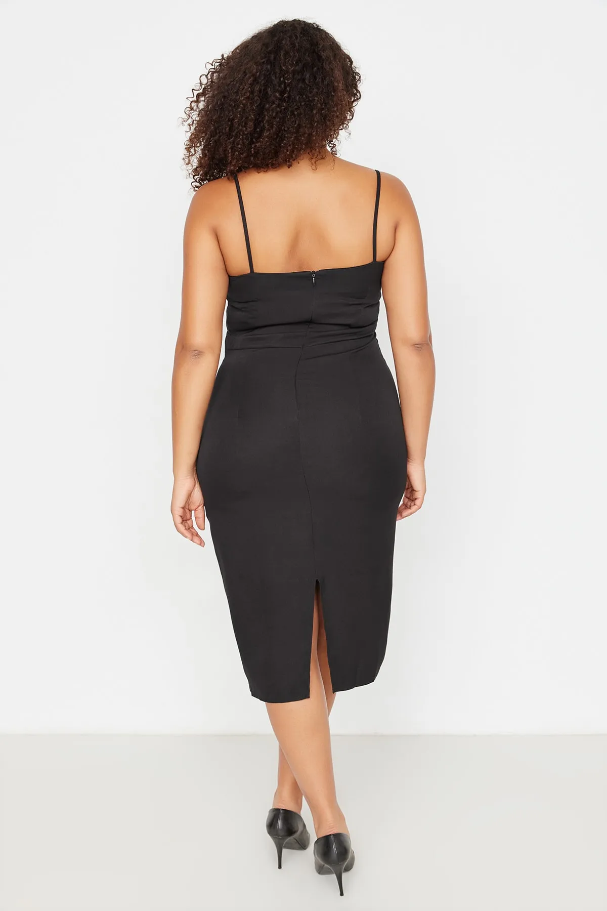 Trendyol Curve  Schwarzes, figurbetontes, asymmetrisch geschnittenes Webkleid TBSSS22AH00039