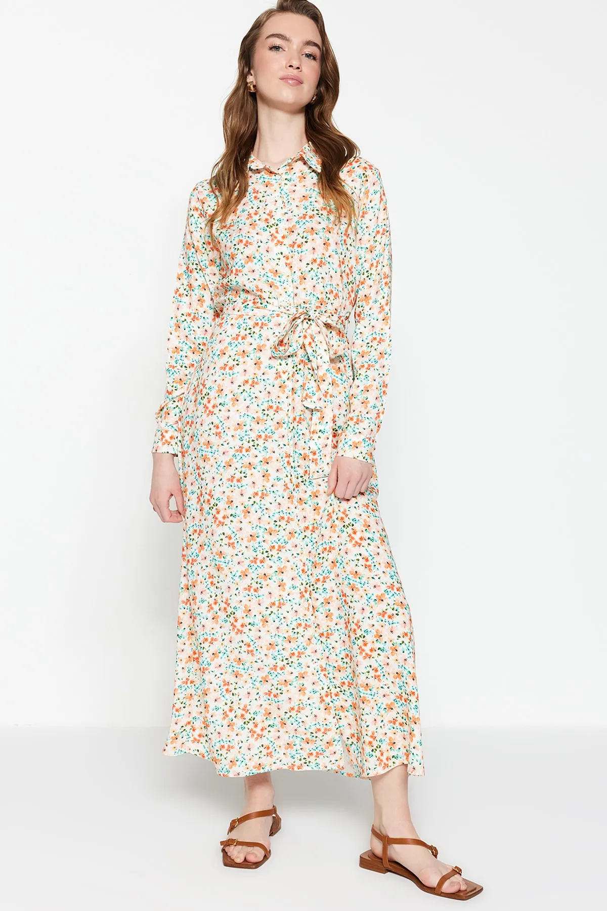 Trendyol Modest  Ecrufarbenes Hemdblusenkleid aus 100 % gewebter Viskose mit Blumenmuster und Gürtel TCTSS21EL3445