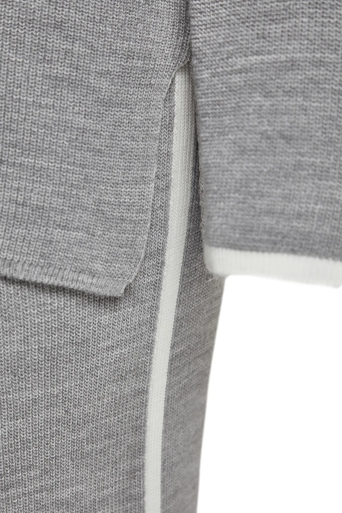 Trendyol Curve  Grau meliertes Strickoberteil und -unterteil mit V-Ausschnitt TBBAW24CP00011