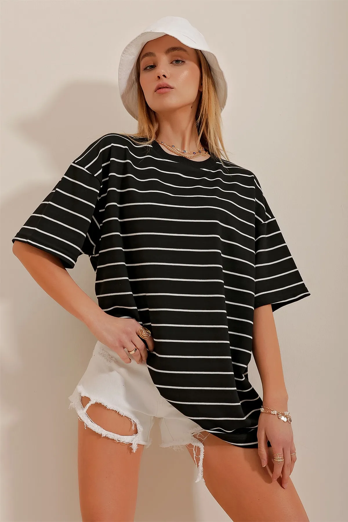 Trend Alaçatı Stili  Gestreiftes Oversize-T-Shirt für Damen in Schwarz mit Rundhalsausschnitt ALC-X10388