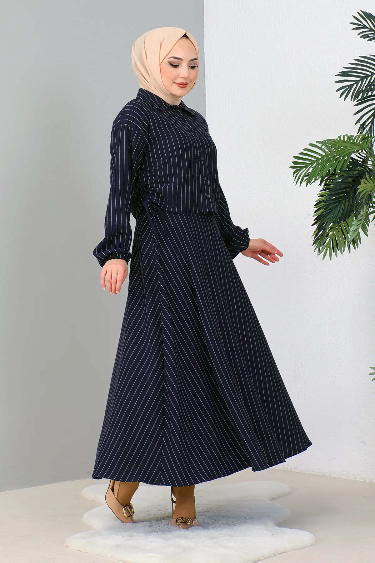 MODAQU  Marineblaues Set aus Hemd und Rock mit seitlichen Raffungen