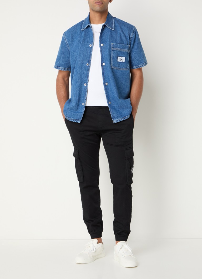 Sobretudo jeans Calvin Klein Camp de corte regular com bolso no peito.