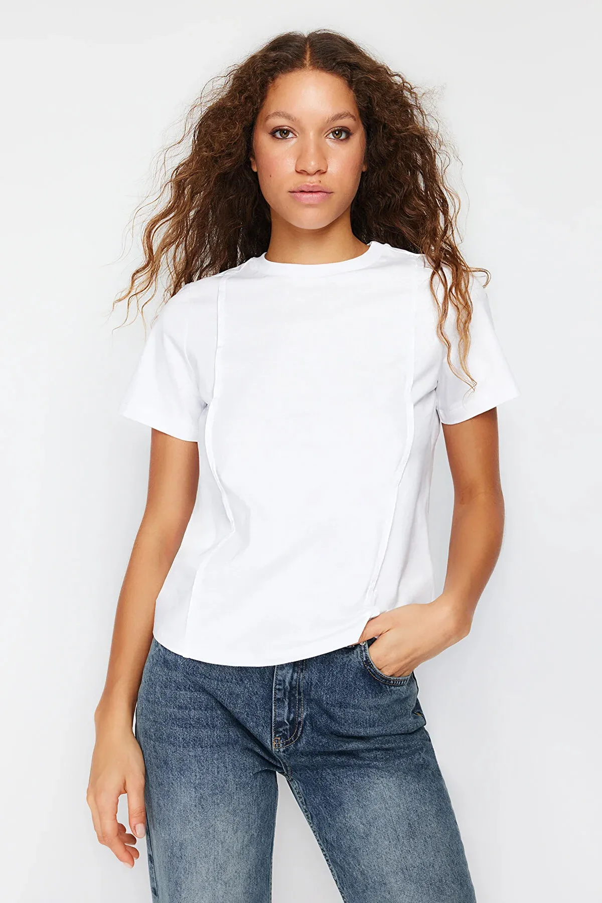 Trendyol Collection  Weißes, geripptes, reguläres Strick-T-Shirt mit Rundhalsausschnitt TWOSS24TS00050