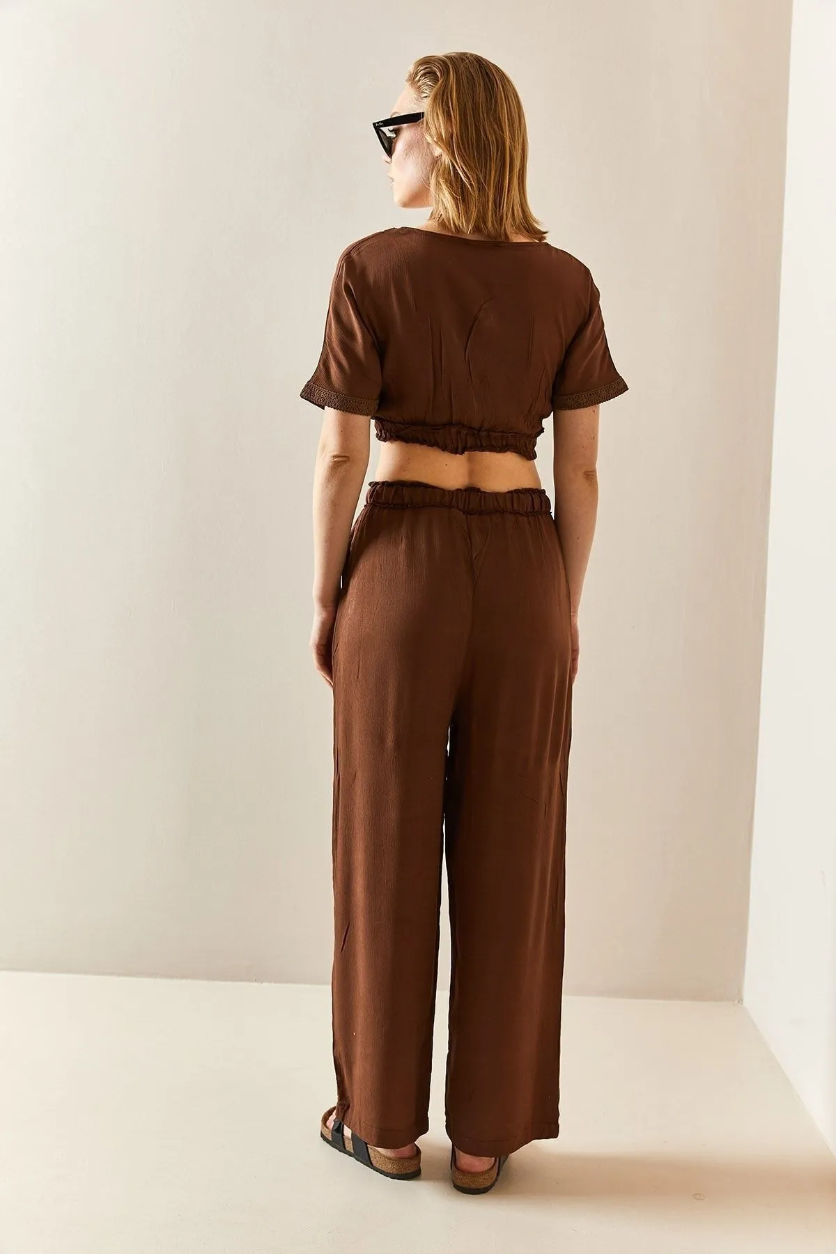 XHAN  Brauner, strukturierter Crop-Anzug mit V-Ausschnitt 3YXK8-47341-18