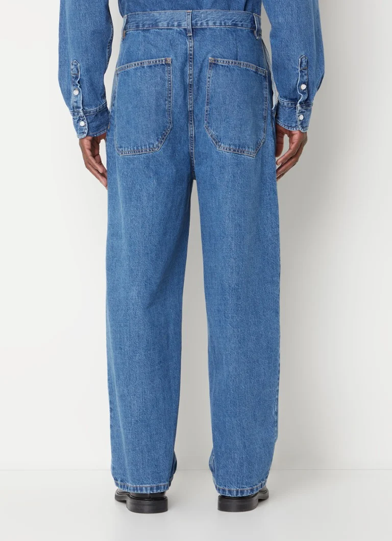 Calça jeans Drew da Frankie Shop, modelagem folgada e lavagem média.