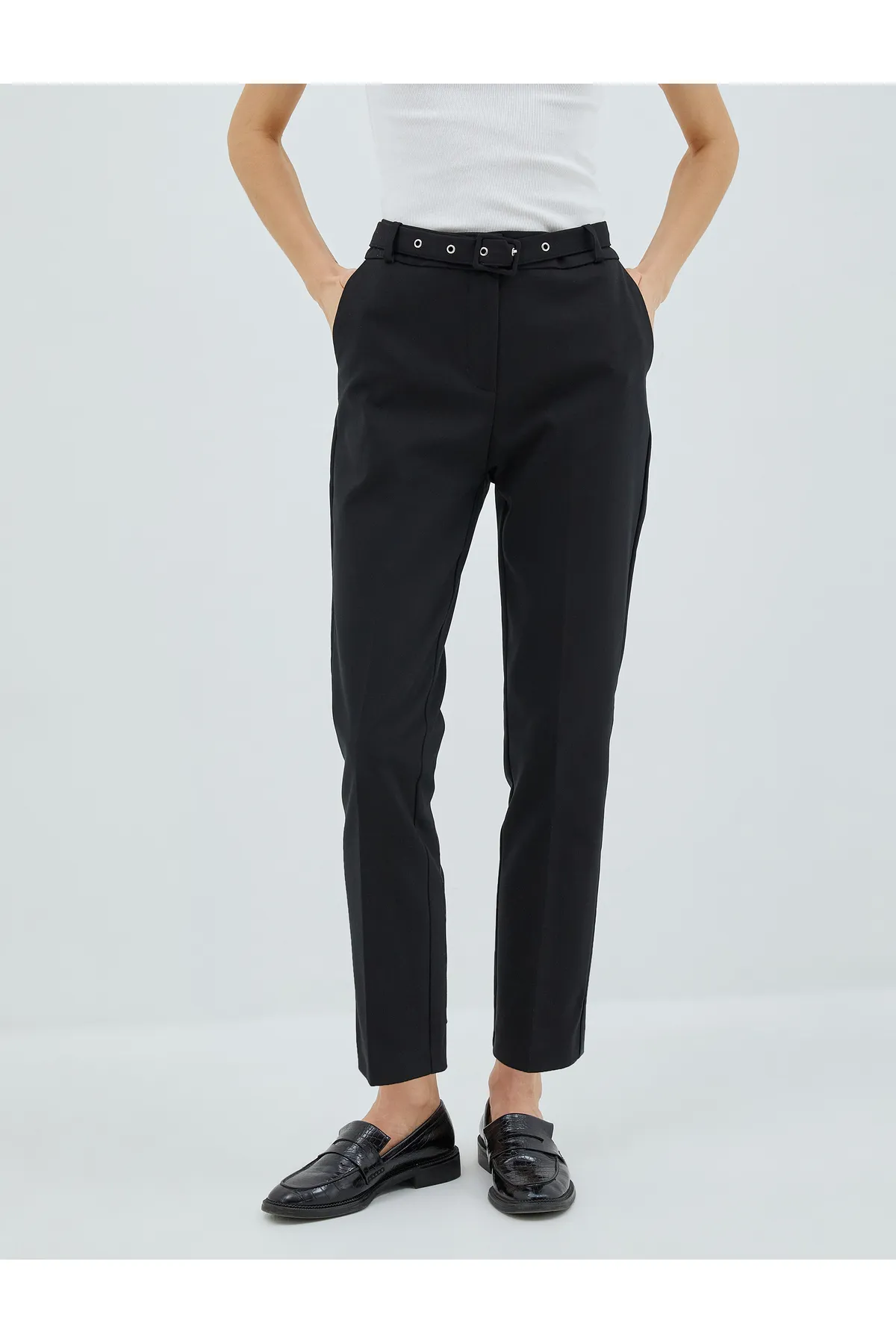 Koton  Zigarettenhose mit Gürteldetail und Taschen