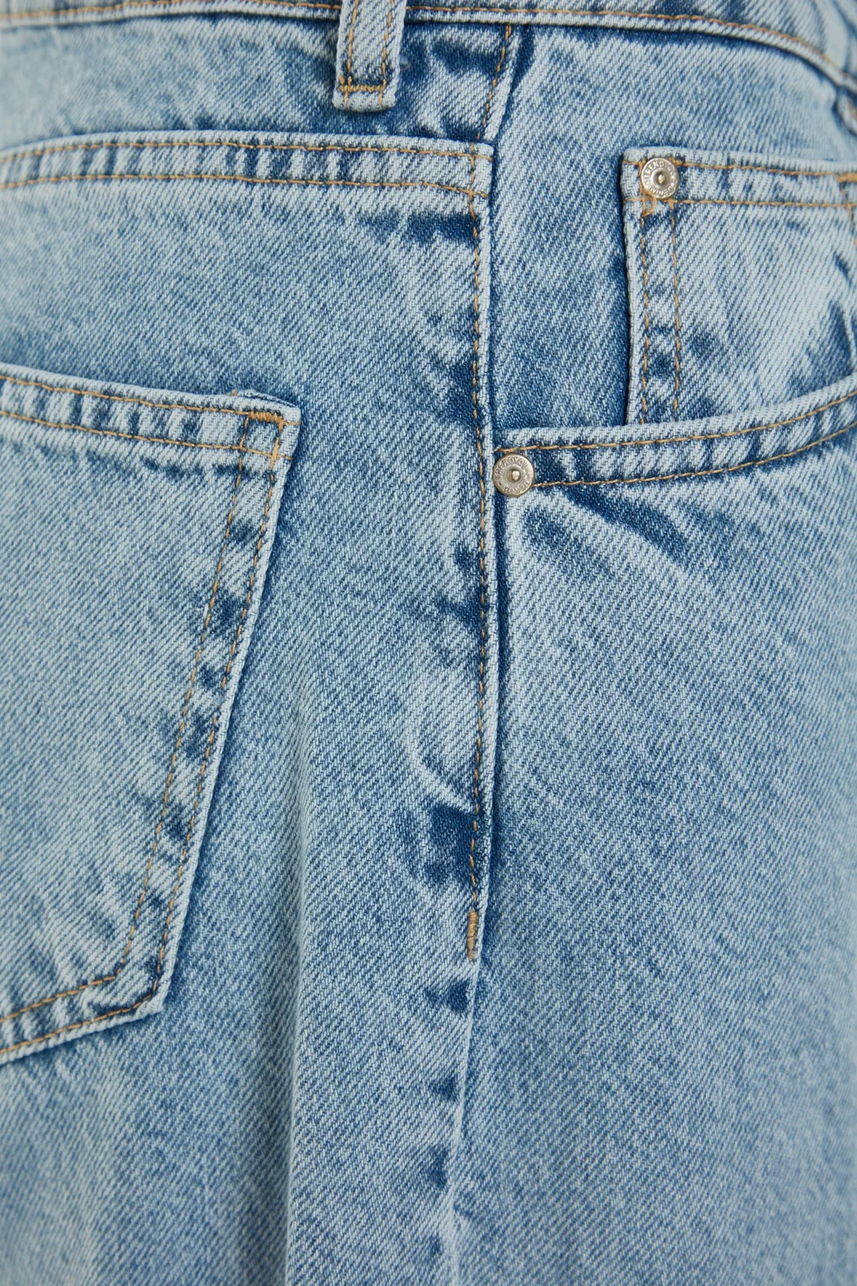 Trendyol Collection  Hellblaue Jeans mit hoher Taille und weitem Bein TWOSS23JE00068