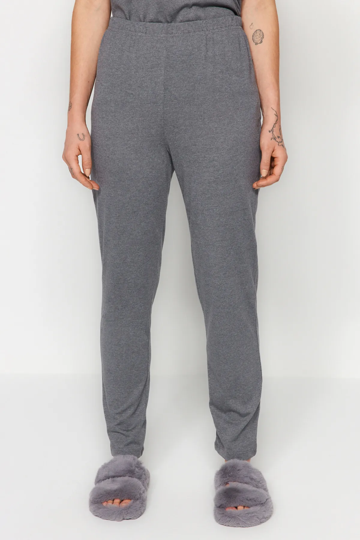 Trendyol Collection  Graues Strick-Pyjama-Set aus 100 % Baumwolle mit Taschendruck und weiter Passform, T-Shirt und Hose THMSS23PT00151