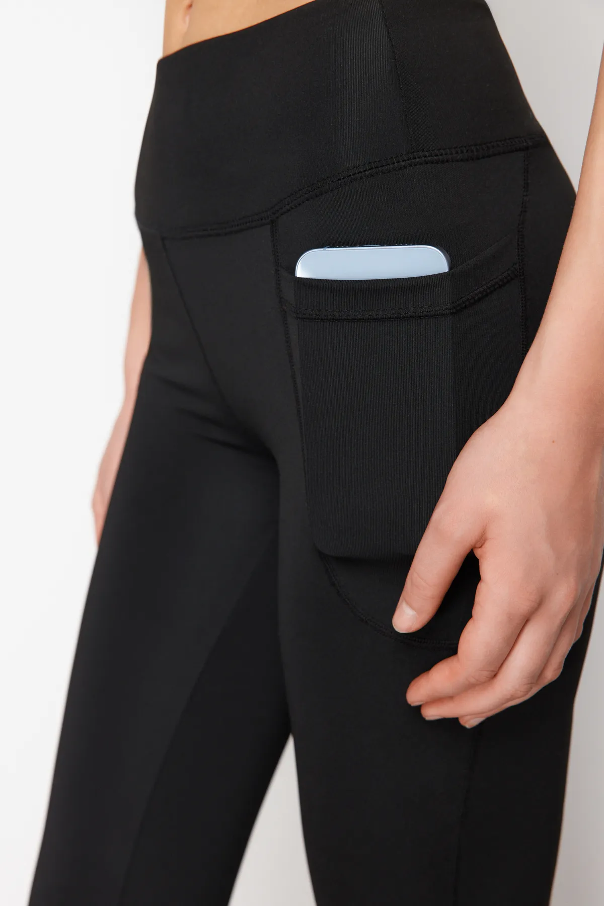 Trendyol Collection  Schwarze, gestrickte Sport-Jogginghose aus Scuba/Tauchstoff mit entspannter Passform und spanischen Beinen THMSS24EA00000