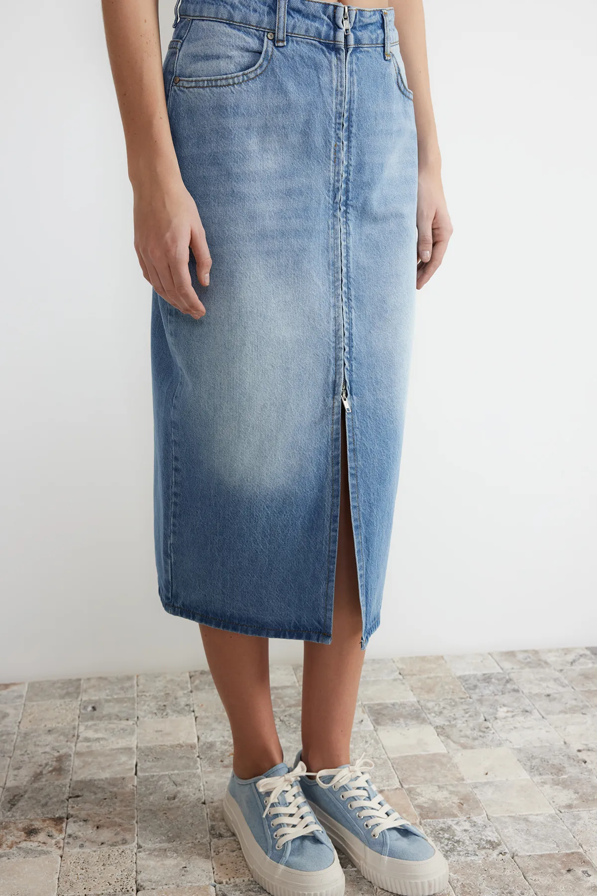 Trendyol Collection  Blau - High Waist Midi Jeansrock mit Frontreißverschluss - Nachhaltig TWOSS24ET00035