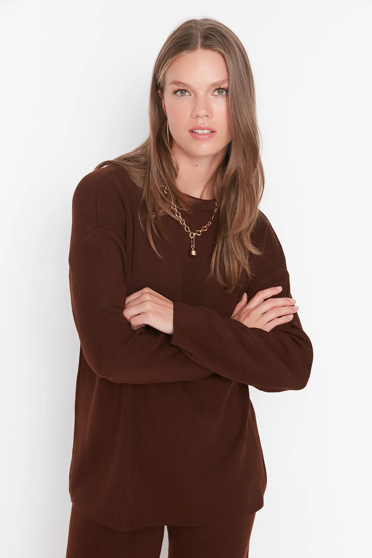 Trendyol Collection  Braunes Basic-Set aus Strickoberteil und -unterteil mit Rundhalsausschnitt TWOAW23AU00244