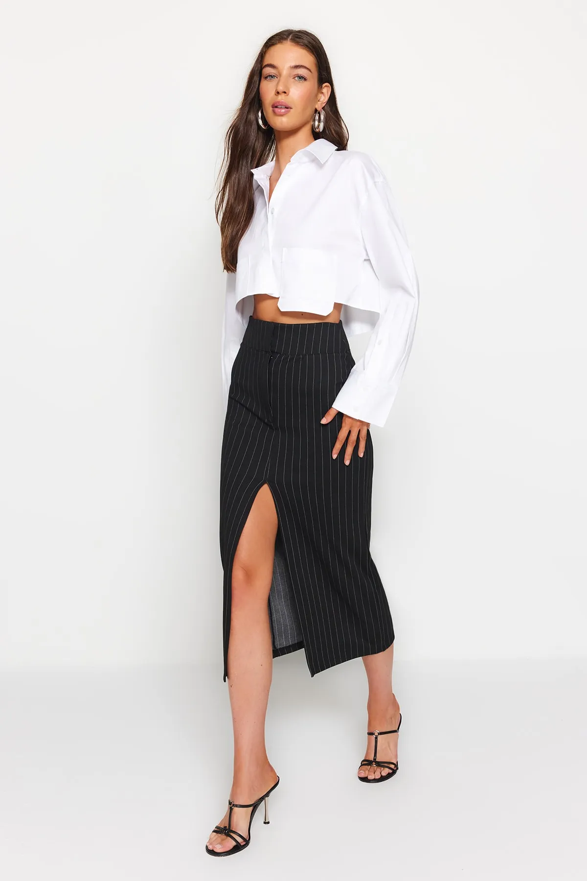 Trendyol Collection  Schwarzer gestreifter Maxi-Strickrock mit Schlitz und hoher Taille TWOSS23ET00376
