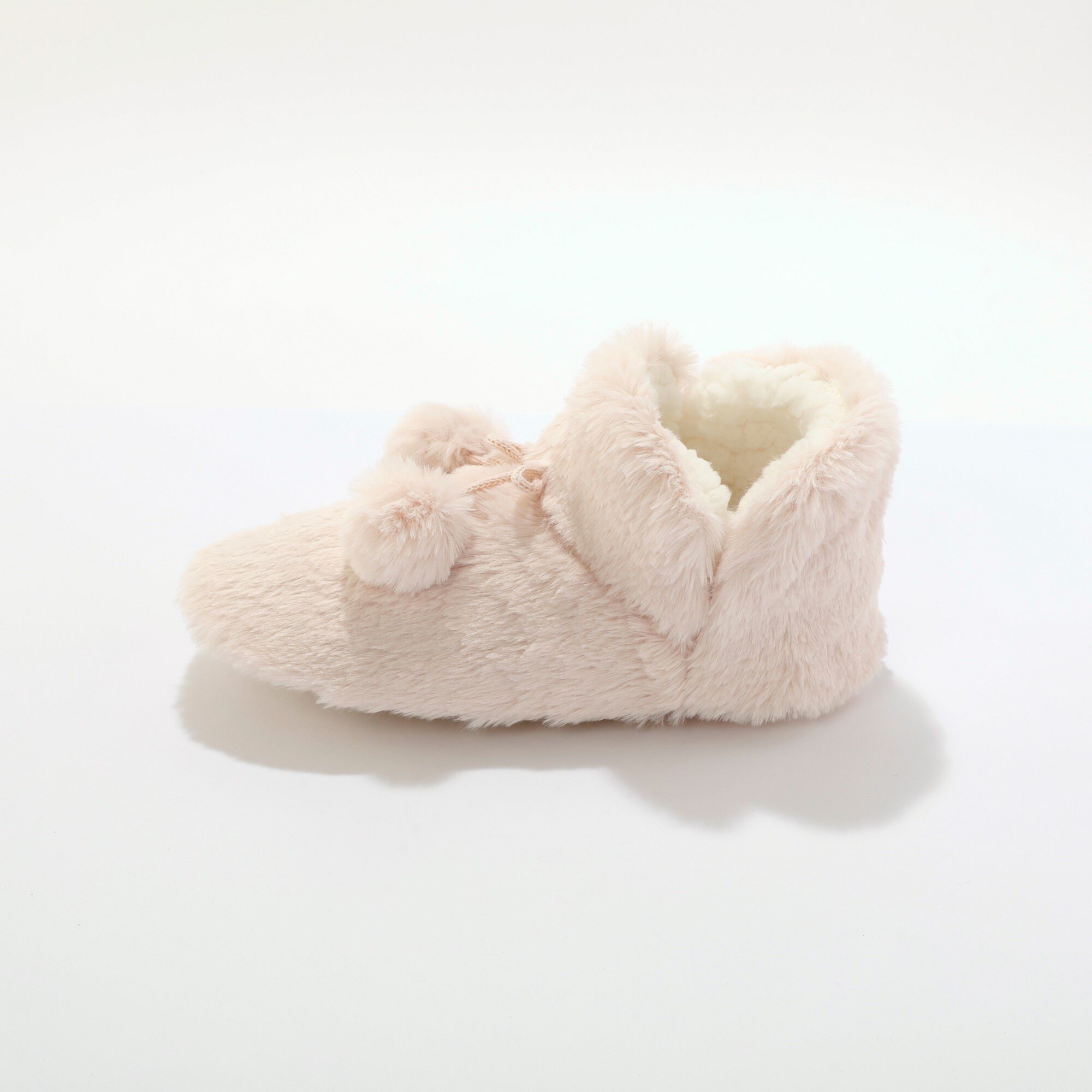 Chaussons forme botillon avec pompons effet fausse fourrure