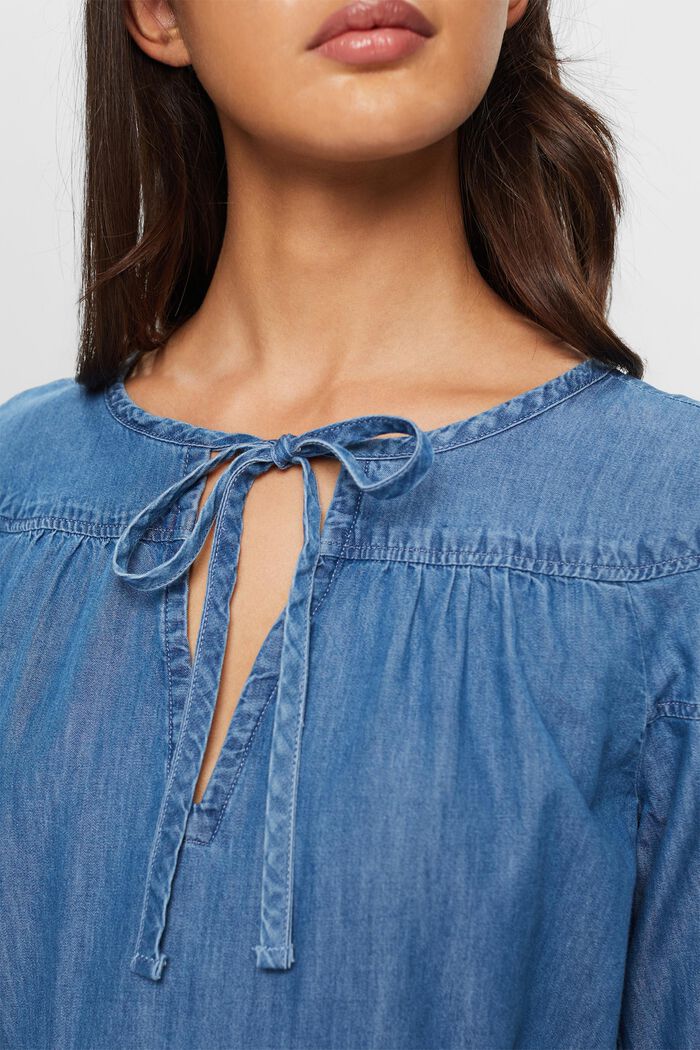 Leichtes Jeanskleid mit Bindegürtel