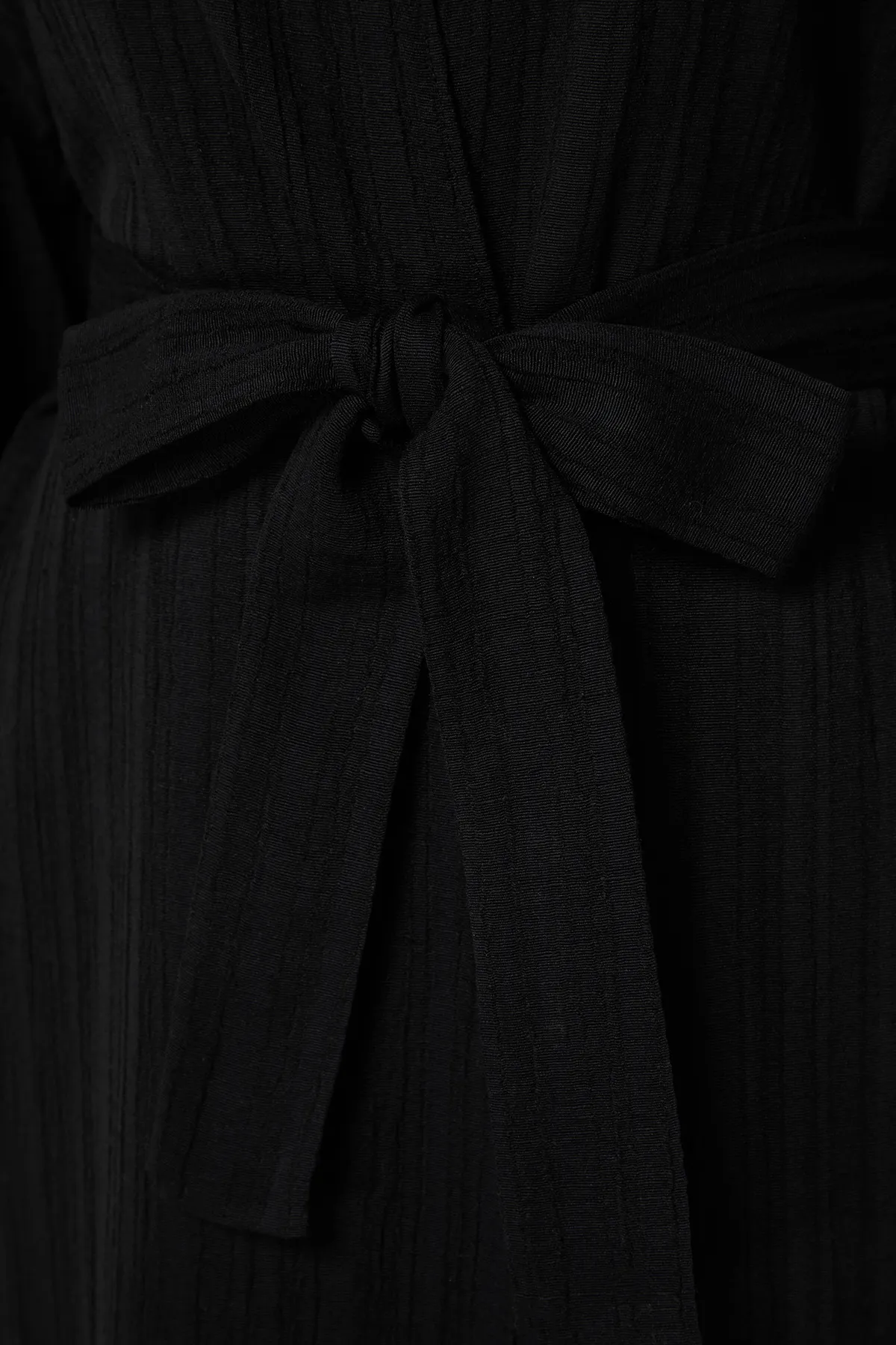 Trendyol Collection  Schwarzer Maxi-Kimono und Kaftan aus gewebtem Volant aus Leinenmischung mit Gürtel TBESS23KM00028