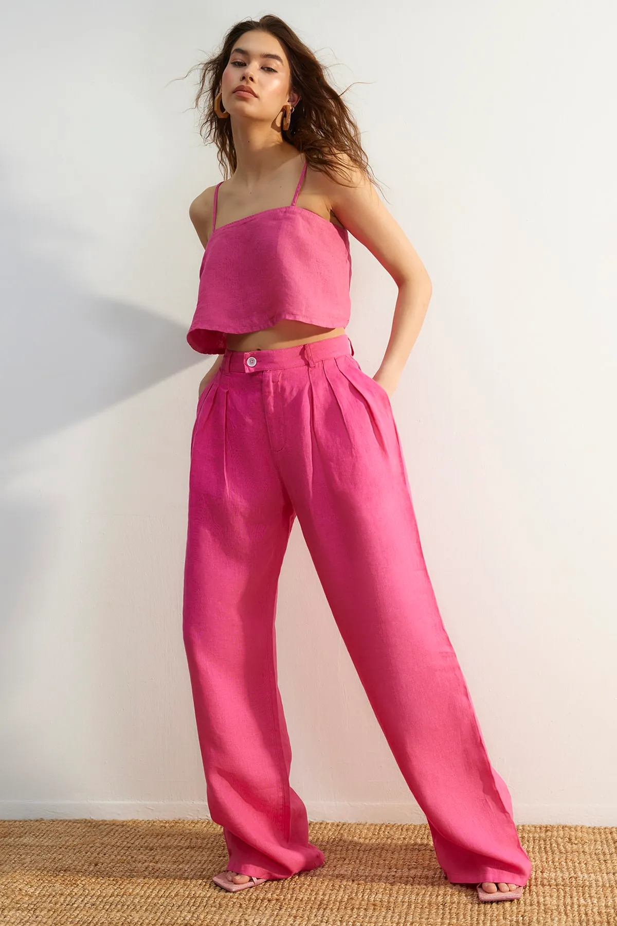 Trendyol Collection  Rosa Plissierte Hose aus 100 % Leinen mit hoher Taille und weitem Bein TWOSS23JE00294