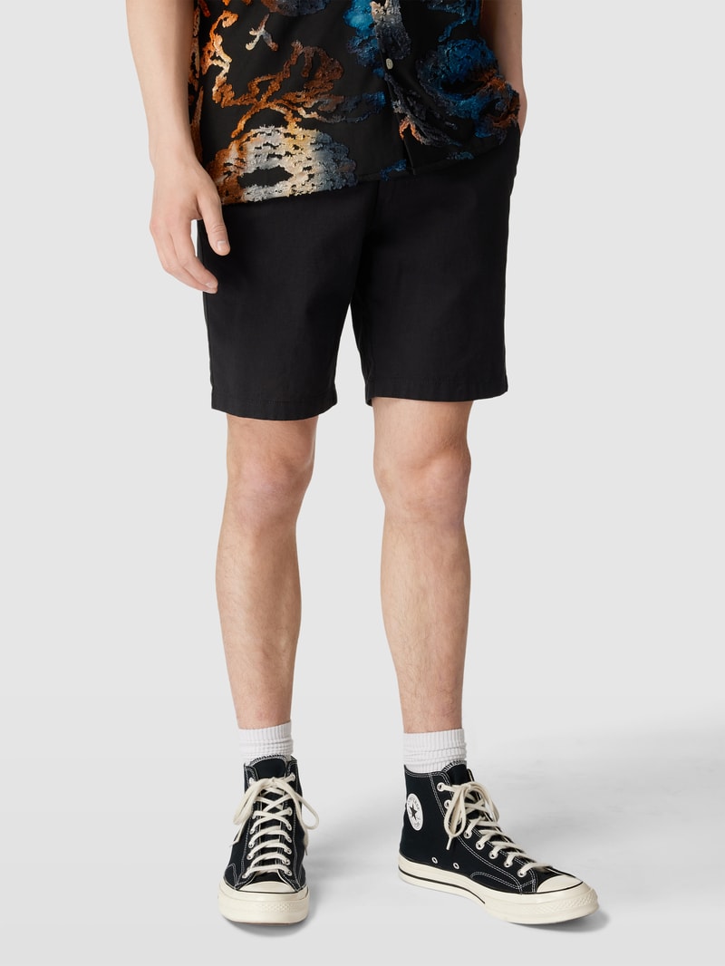 Bermudas mit Stoffgürtel in schwarz
