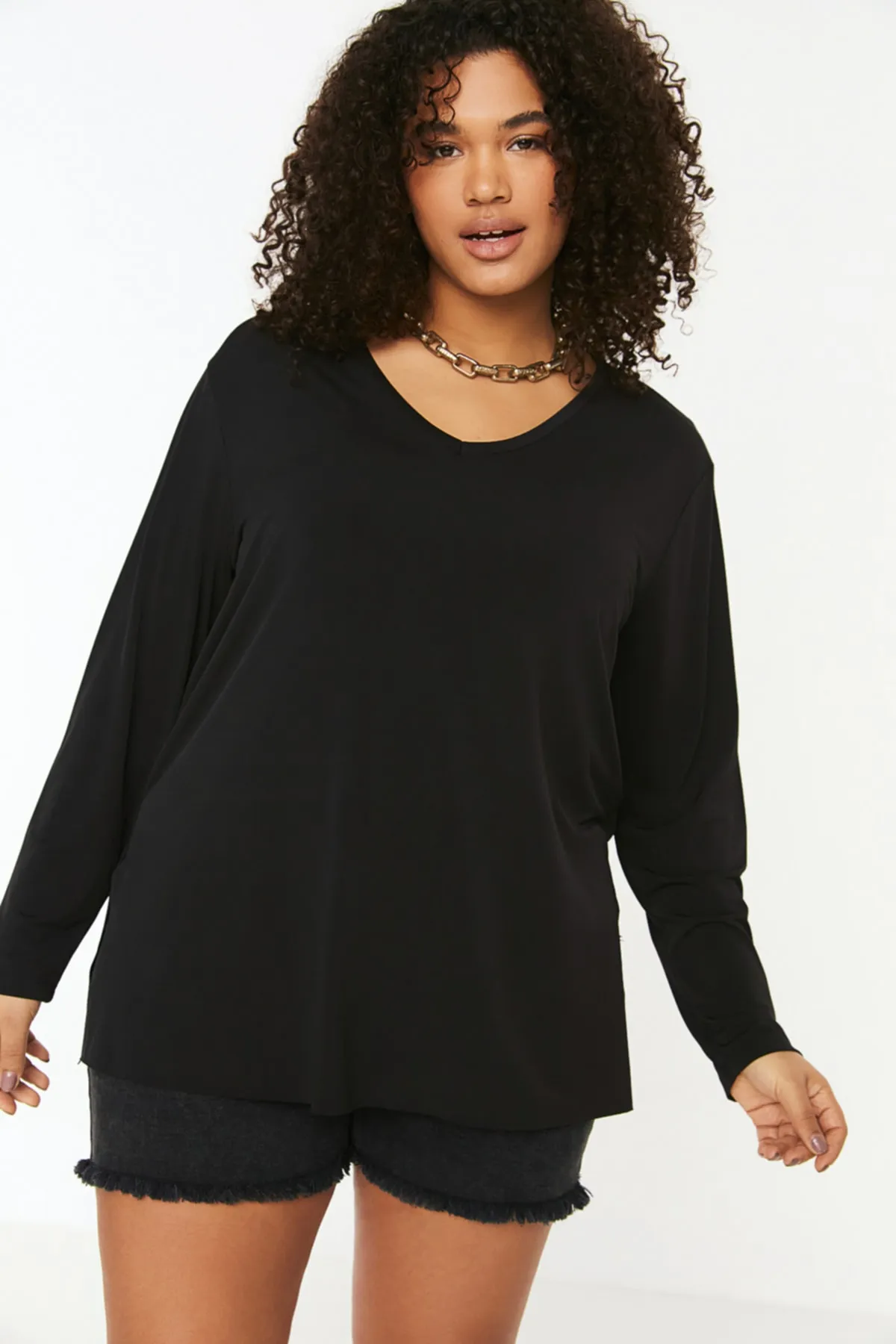Trendyol Curve  Schwarze Boyfriend-Strickbluse mit V-Ausschnitt und Schlitz TBBSS22BZ1080