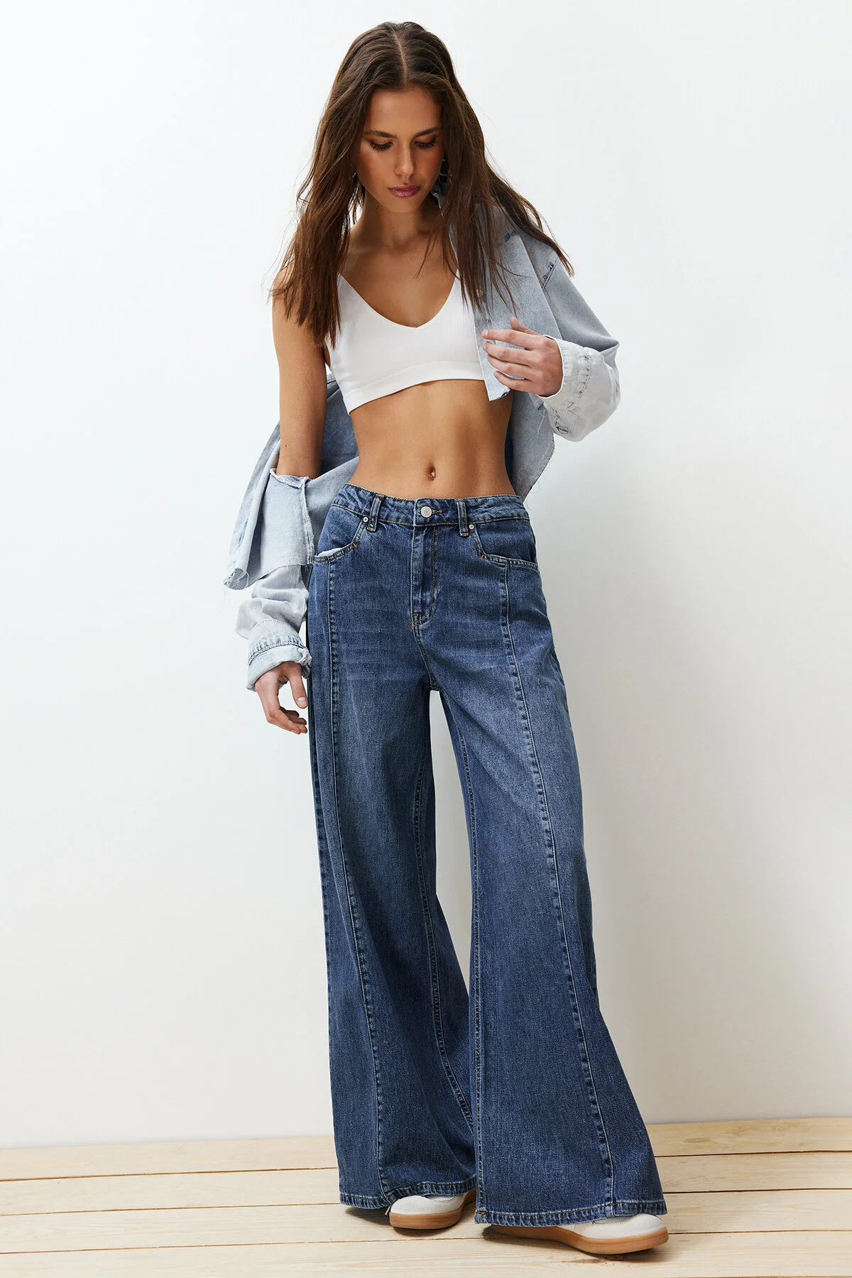 Trendyol Collection  Blaue, nachhaltigere Nahtdetaillierte Jeans mit weitem Bein und hoher Taille TWOSS24JE00116