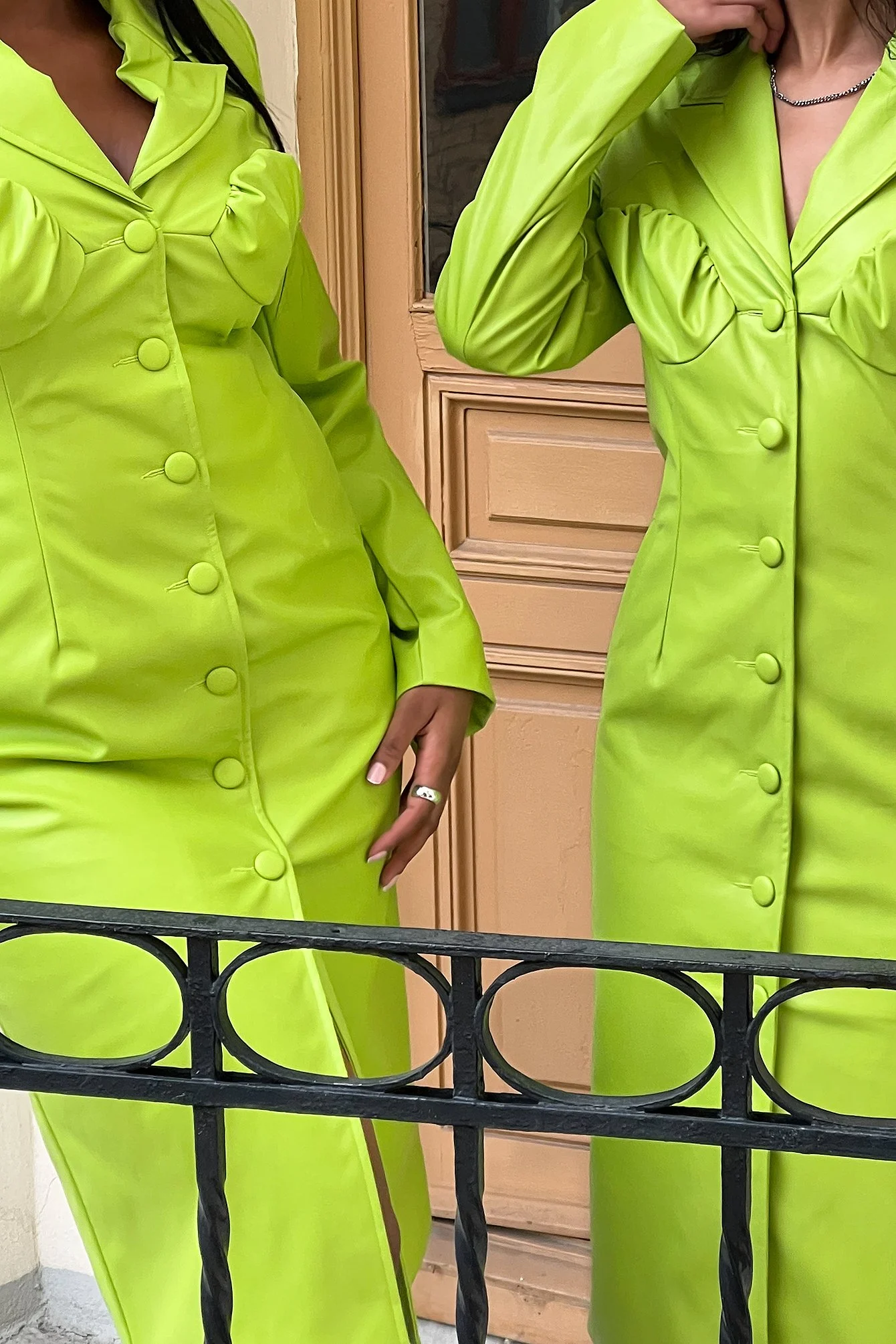 PU-Midikleid mit Raffung vorne