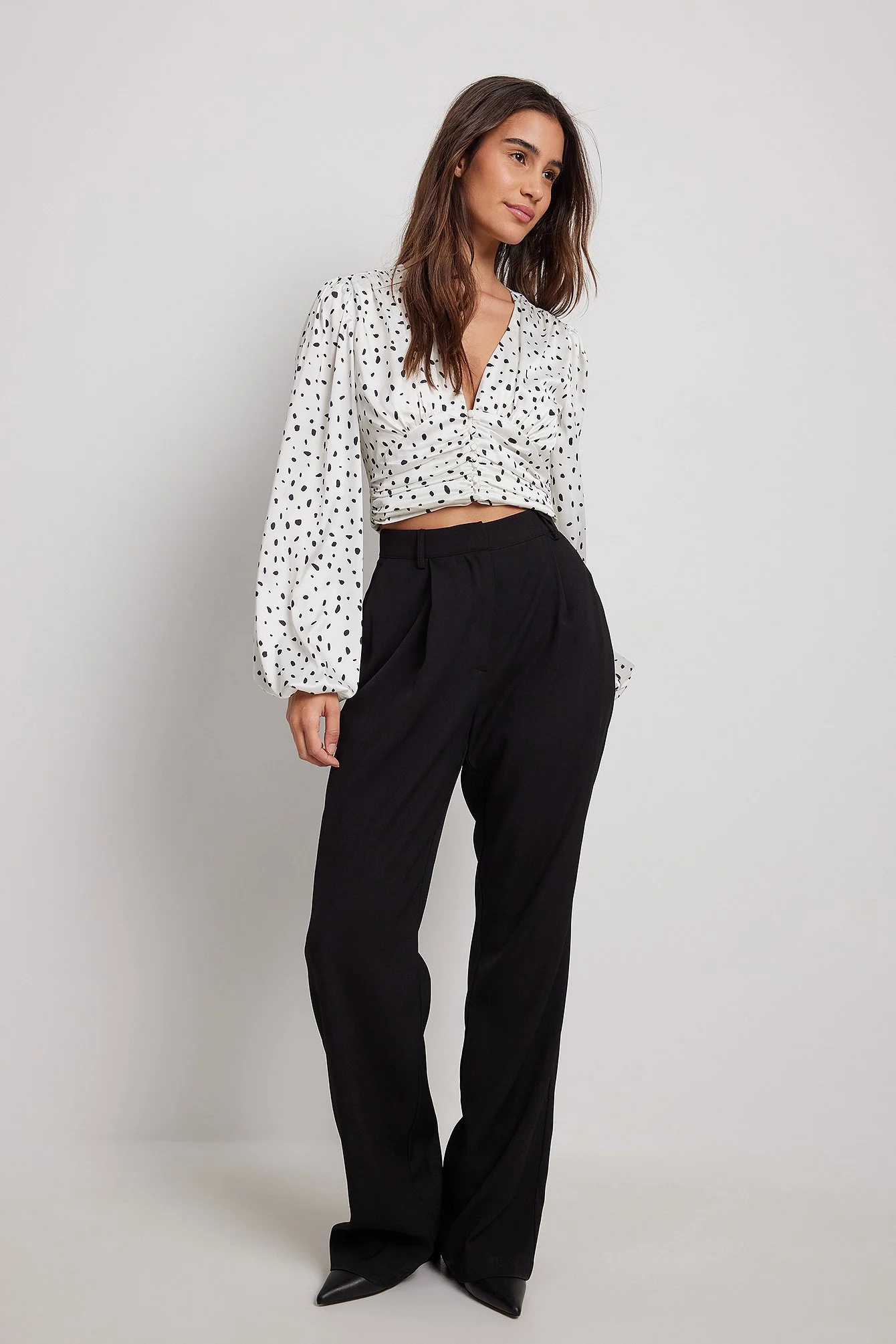 Satinbluse mit geraffter Taille und V-Ausschnitt