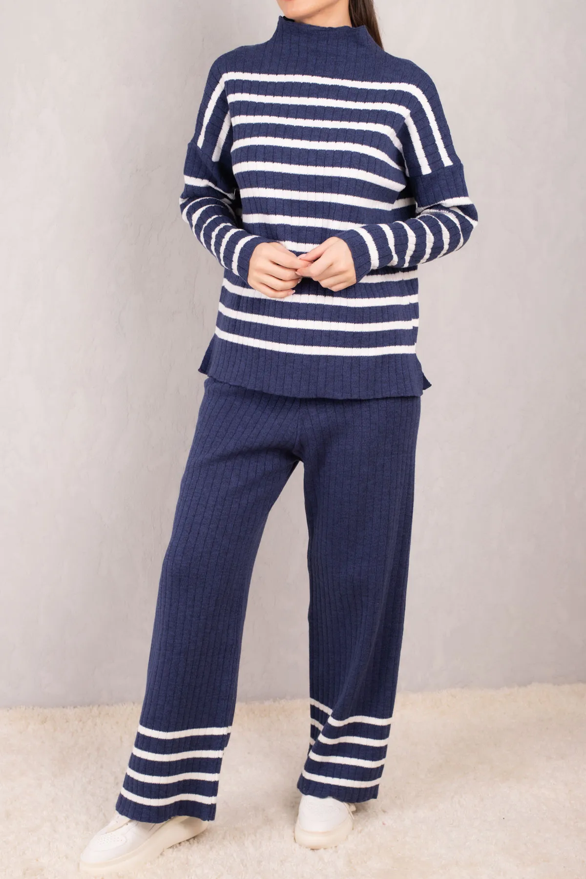 armonika  Marineblauer, gestreift gemusterter Strickanzug mit hohem Kragen für Damen ARM-24K012004