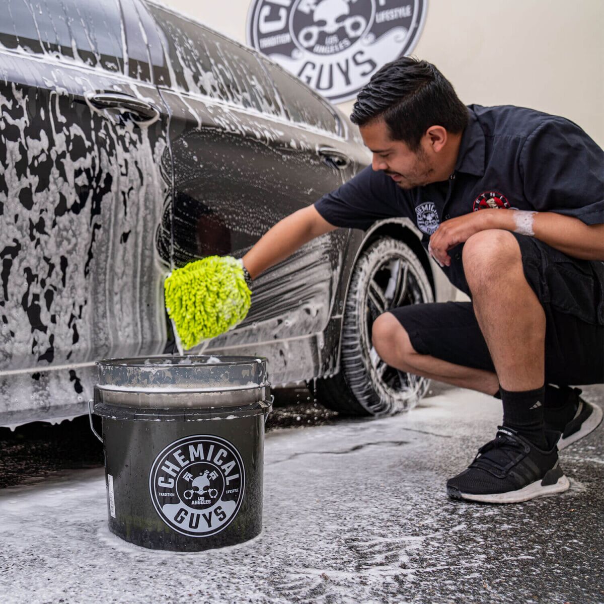 Chemical Guys 4,5-Gallonen-Wascheimer Smoking Black mit Logo