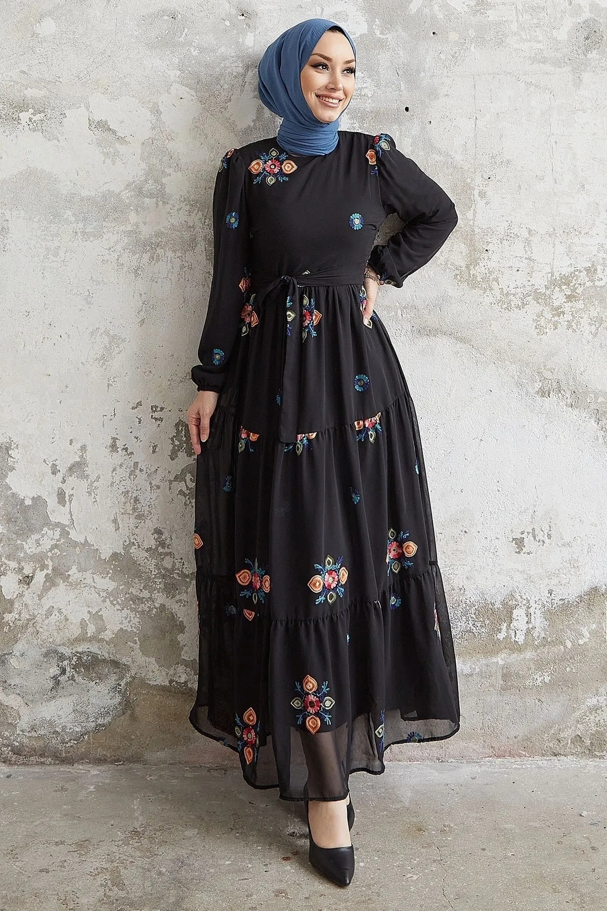 InStyle  Vanes Chiffonkleid mit Blumenstickerei – Schwarz