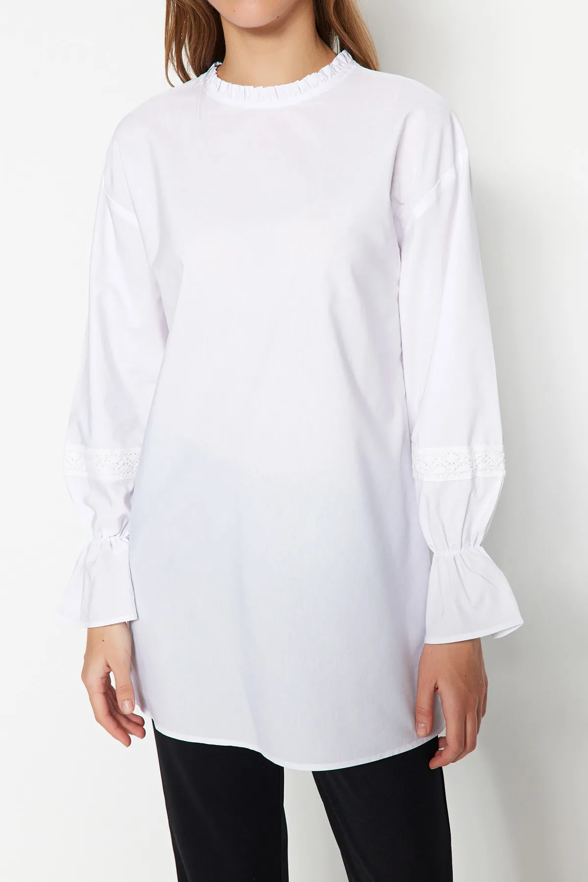Trendyol Modest  Weiße Tunika aus gewebter Baumwolle mit Spitzenstickerei TCTSS23UK00045