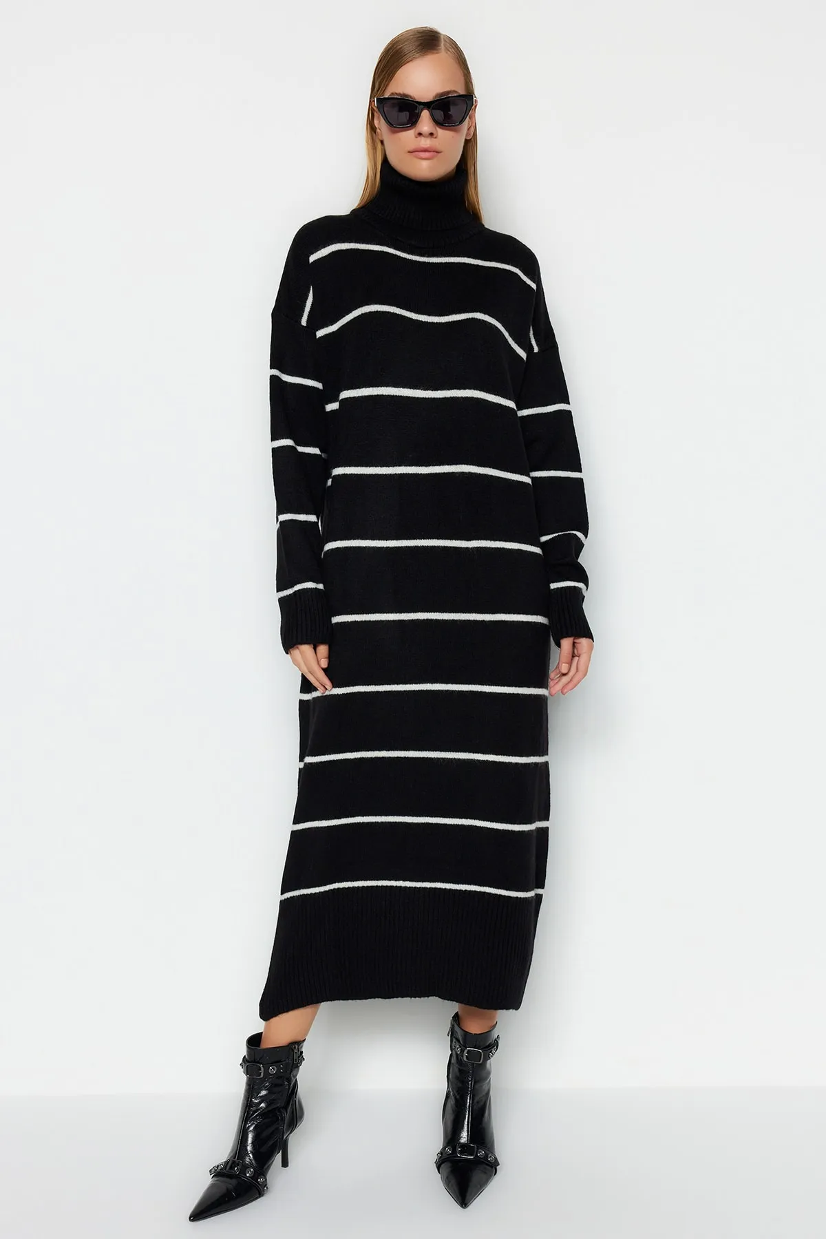 Trendyol Collection  Schwarzes, weit geschnittenes Maxi-Rollkragenkleid aus Strick TWOAW24EL00056