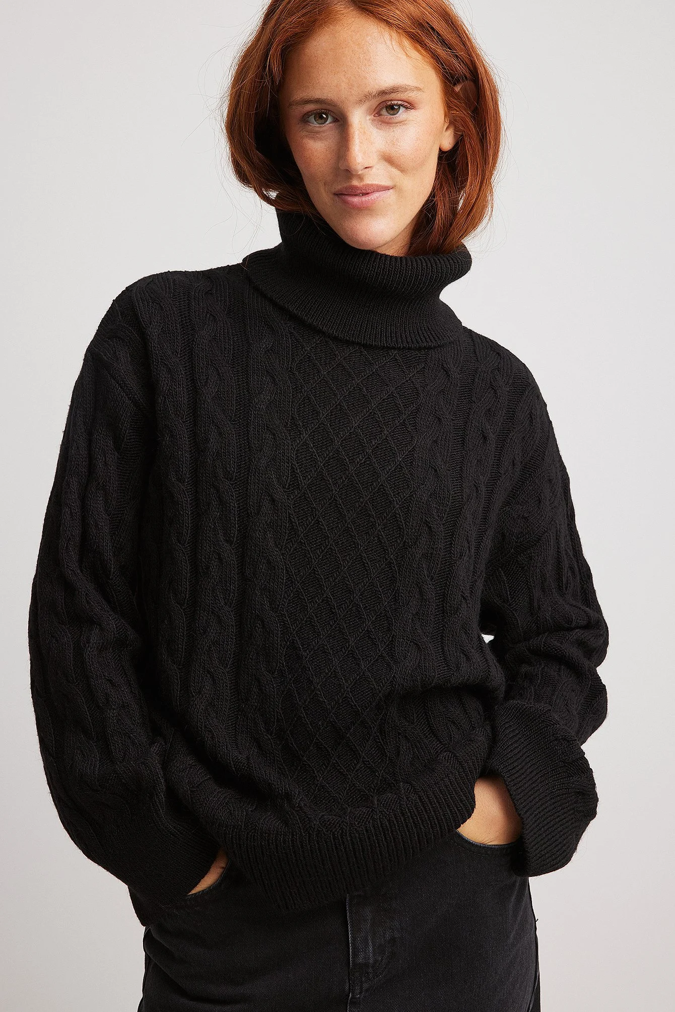 Strickpullover mit Rollkragen und Zopfmuster