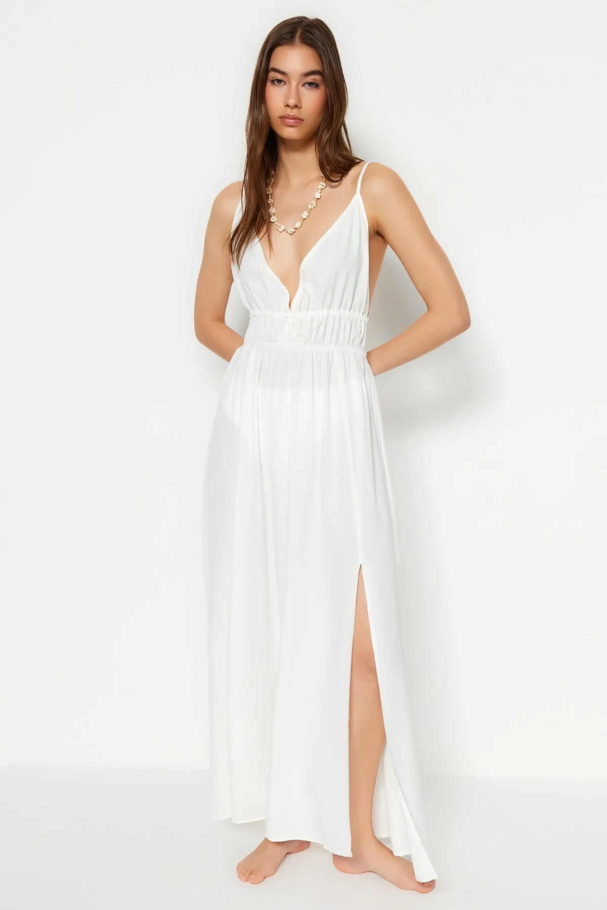 Trendyol Collection  Ecrufarbenes, gewebtes Maxi-Strandkleid mit Raffung TBESS23EL00063