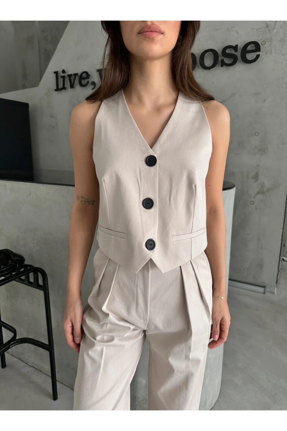 Laluvia  Set aus Weste und Hose in Steinfarbe mit Detail auf der Rückseite