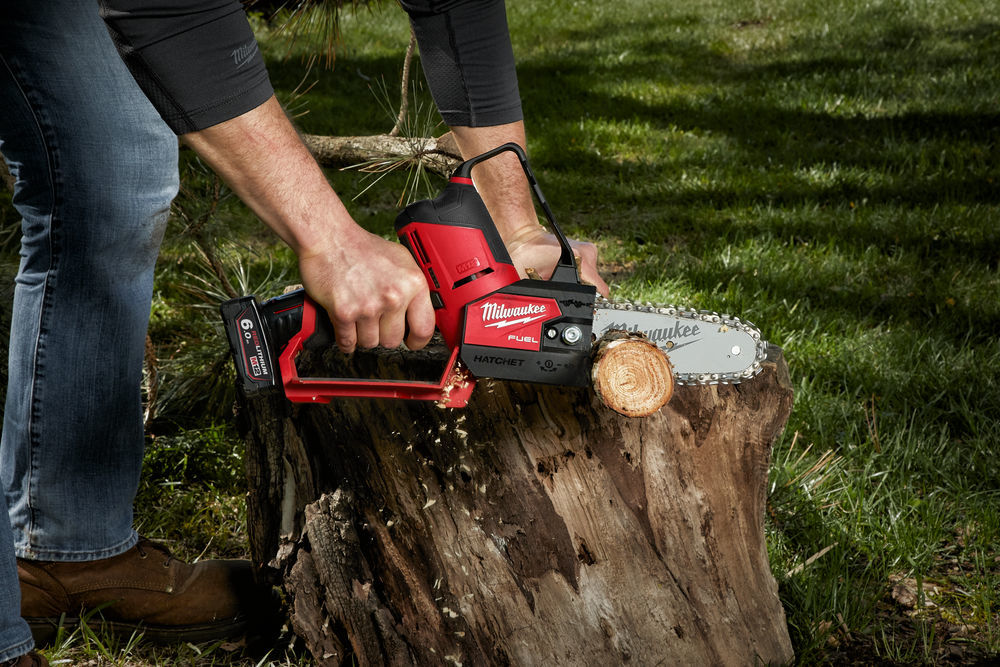 Sierra de poda inalámbrica Milwaukee 4933472211 M12 FHS-0 de 15 cm y 12 V (baterías y cargador no incluidos).