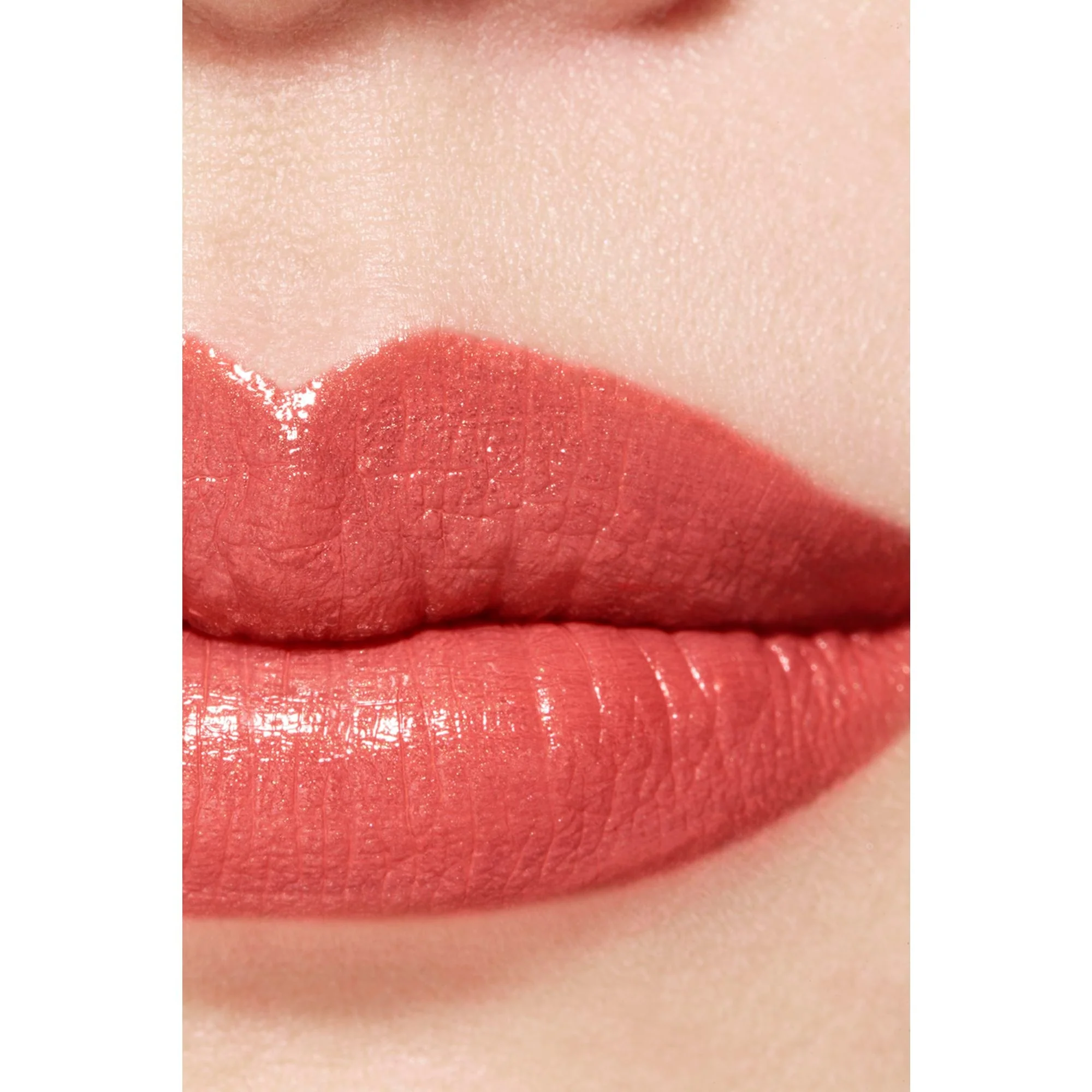 ROUGE ALLURE L'EXTRAIT - RUJ DE INTENSITATE ÎNALTĂ CU EXTRACT DE LUMINĂ ȘI ÎNGRIJIRE. REUMPLEBIL
