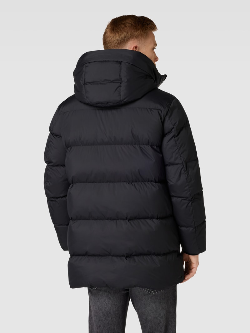 Daunenjacke mit Kapuze in schwarz