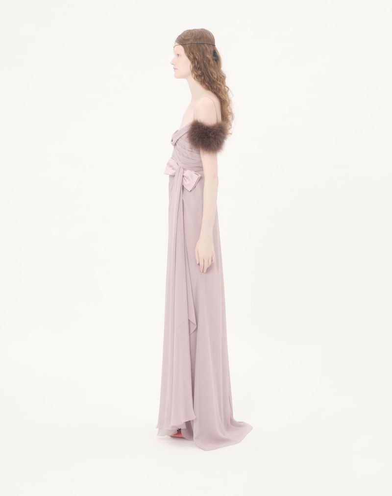 Vestido longo em georgette leve com penas.