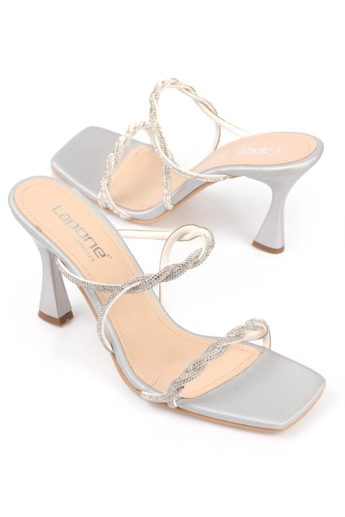 Capone Outfitters  Capone Blunt Toe Stone Knit Double Strap High Heel Satin Silber Damen-Hausschuhe