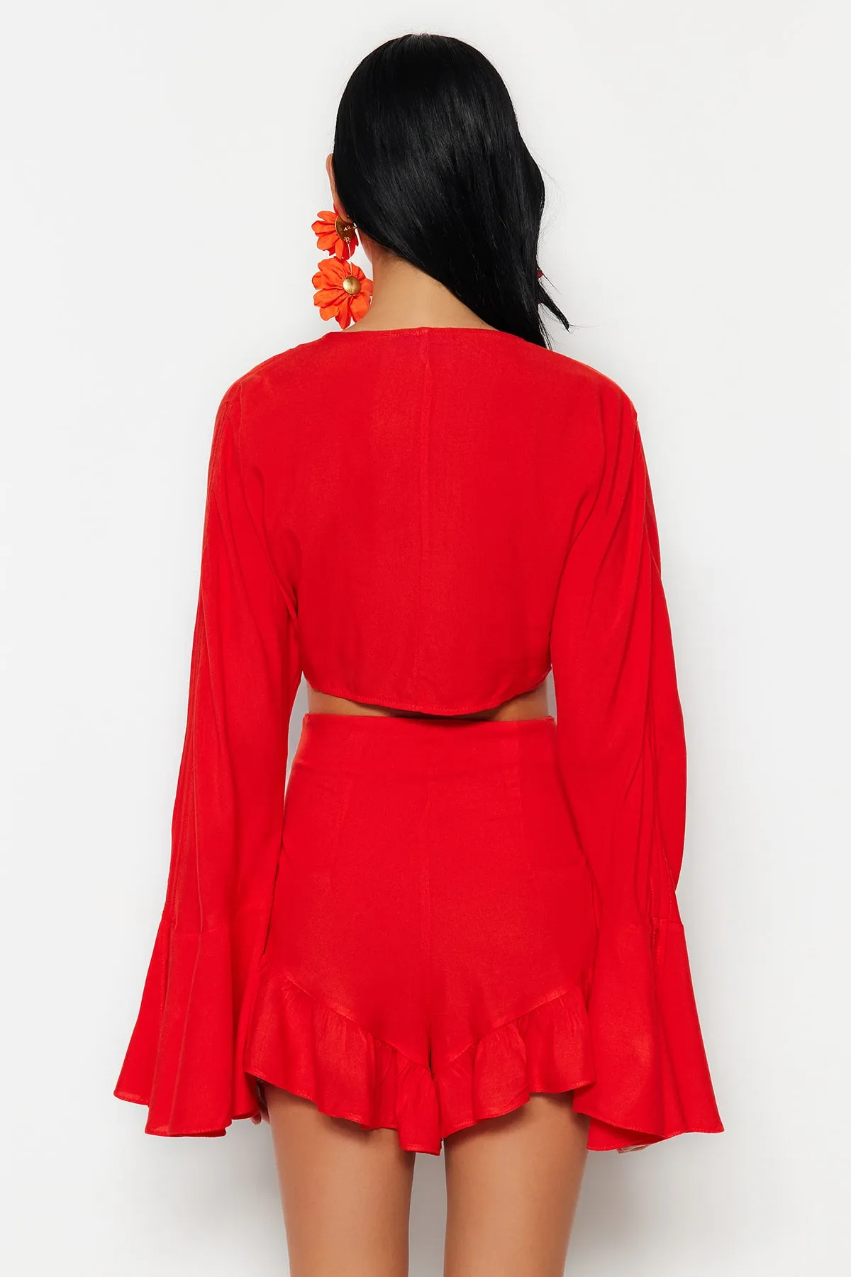Trendyol Collection  Rotes Set aus gewebter Rüschenbluse und Shorts TBESS23AU00128