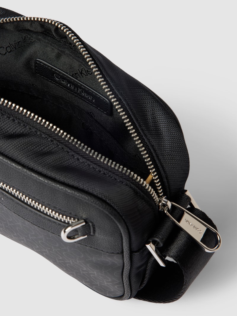 Umhängetasche mit Label-Details Modell 'CAMERA' in schwarz