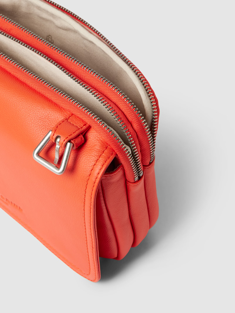 Crossbody Bag mit Label-Detail in hellrot